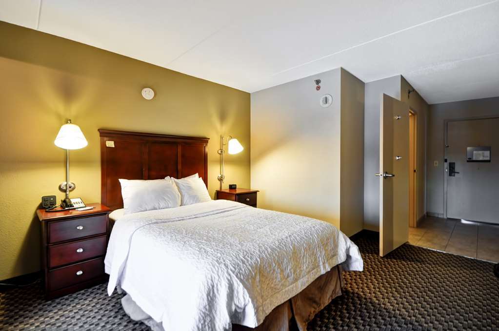 Hampton Inn Detroit Madison Heights South Troy Room photo